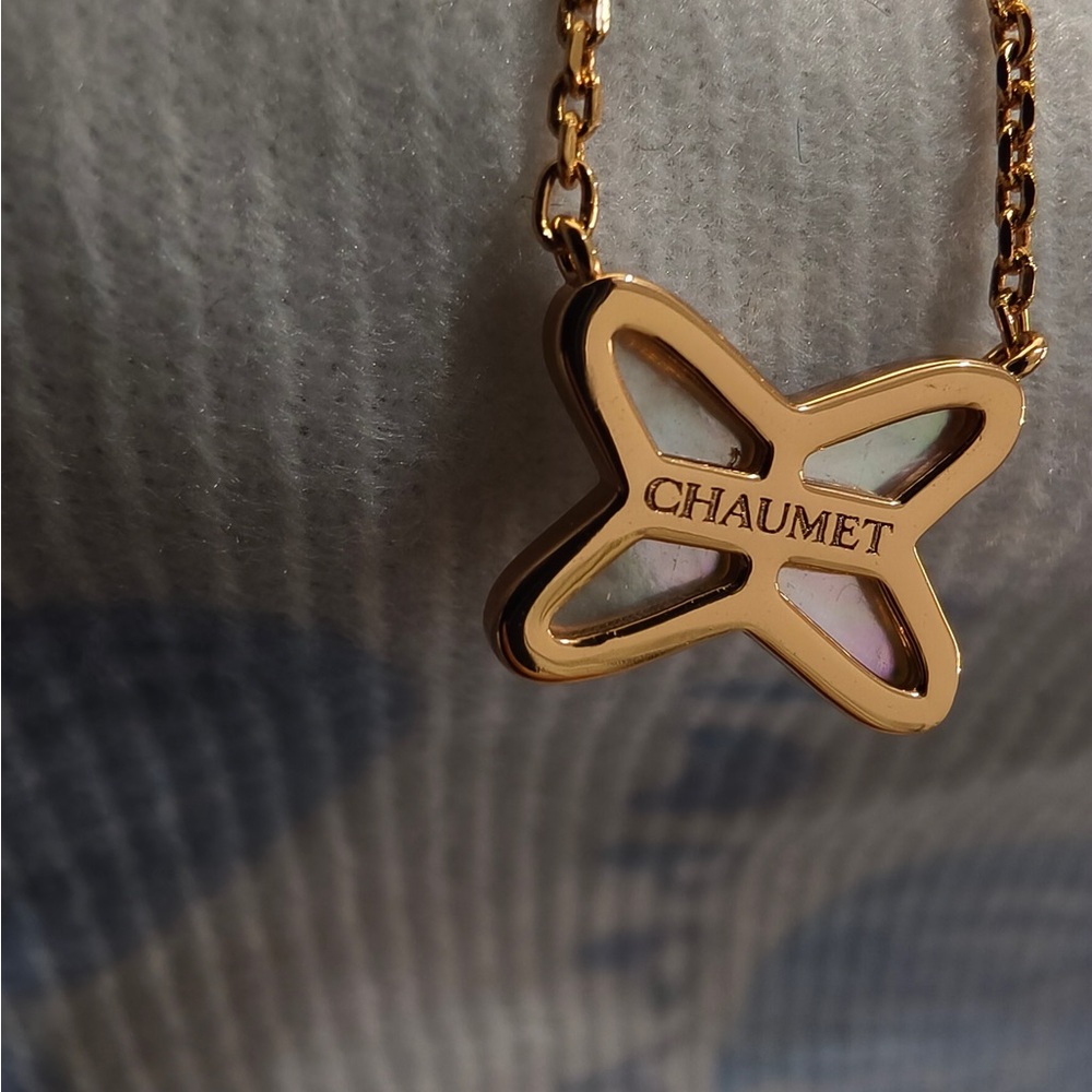 Chaumet Mother-of-Pearl Clover Necklace in Gold - Picture 4 of 11